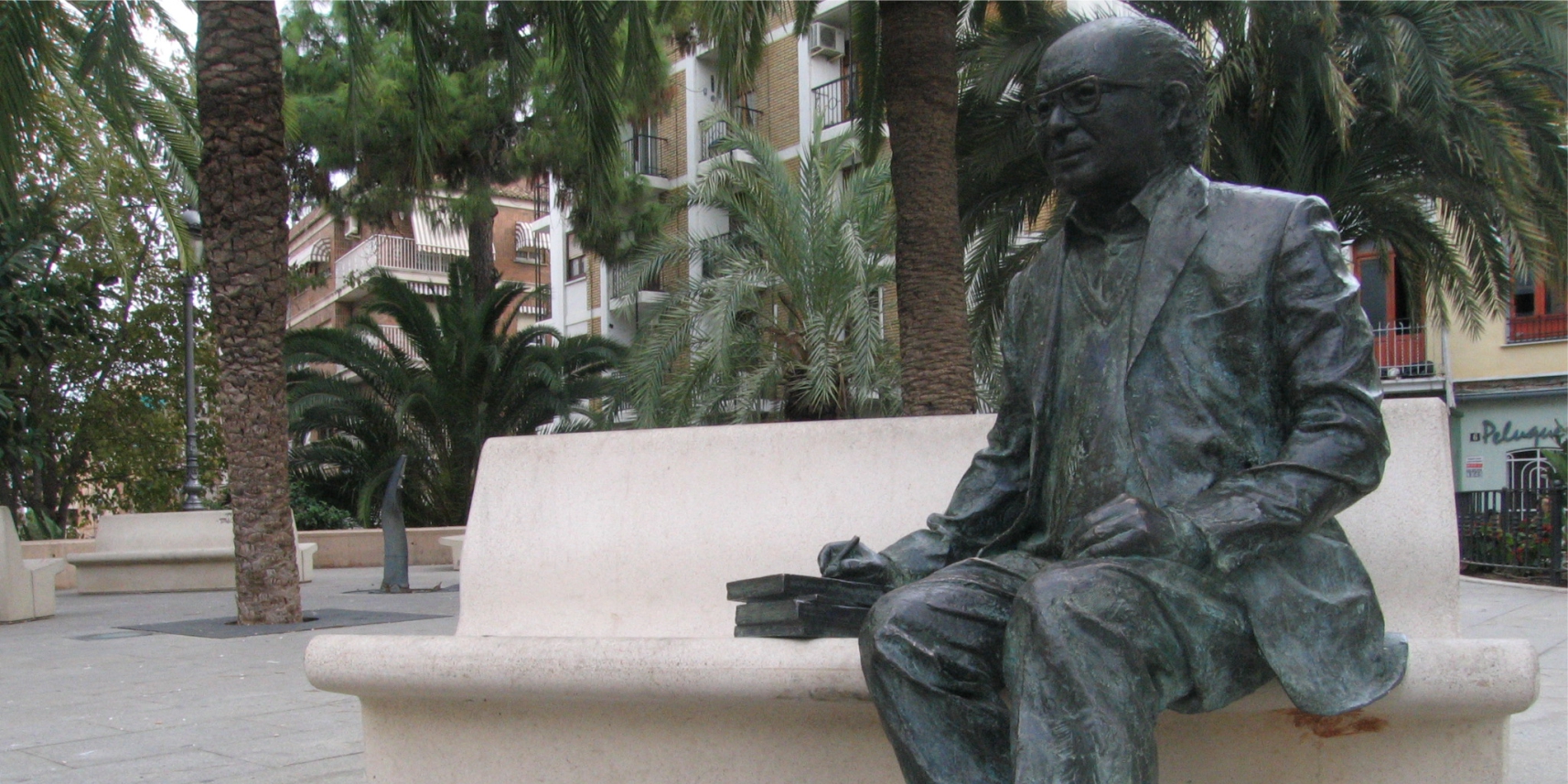 Estatua a la plaça de l'Ajuntament